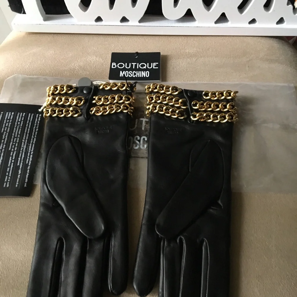 MOSCHINO BOUTIQUE NWT AUTHENTIC RARE GOLD LINK CHAIN BLACK LEATHER SOFT GLOVES